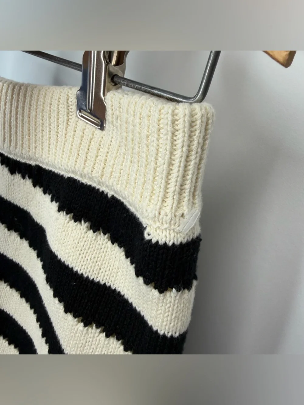 ALTAR’D STATE Scalloped Hem Striped Knit Sweater Shorts Ivory & Black Size XL - Picture 5 of 7